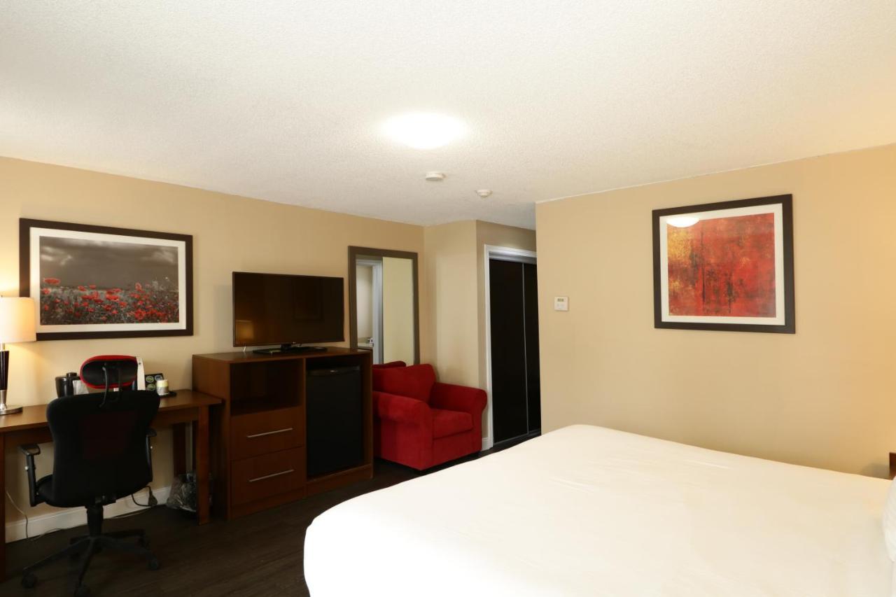 Hotel Ramada By Wyndham Jackson'S Point Georgina Exterior foto