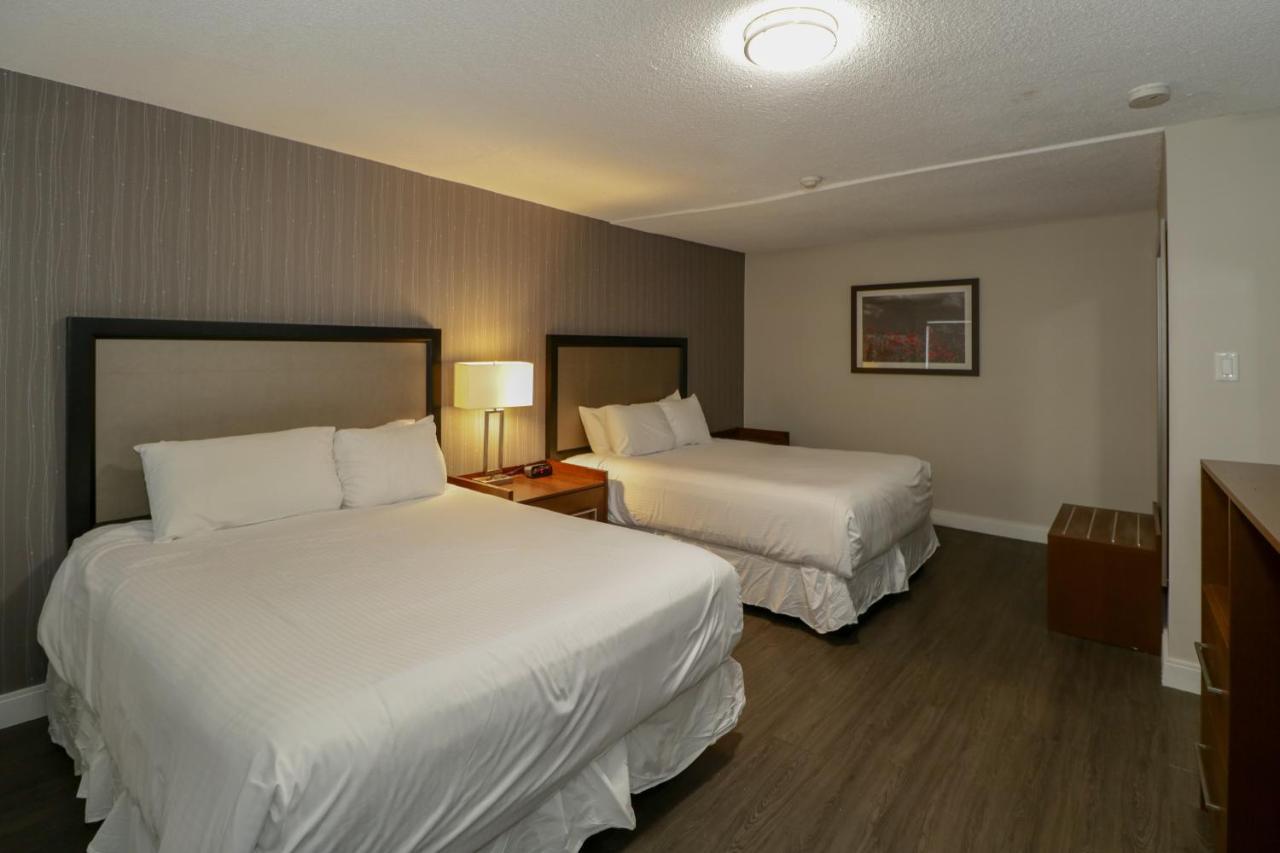 Hotel Ramada By Wyndham Jackson'S Point Georgina Exterior foto