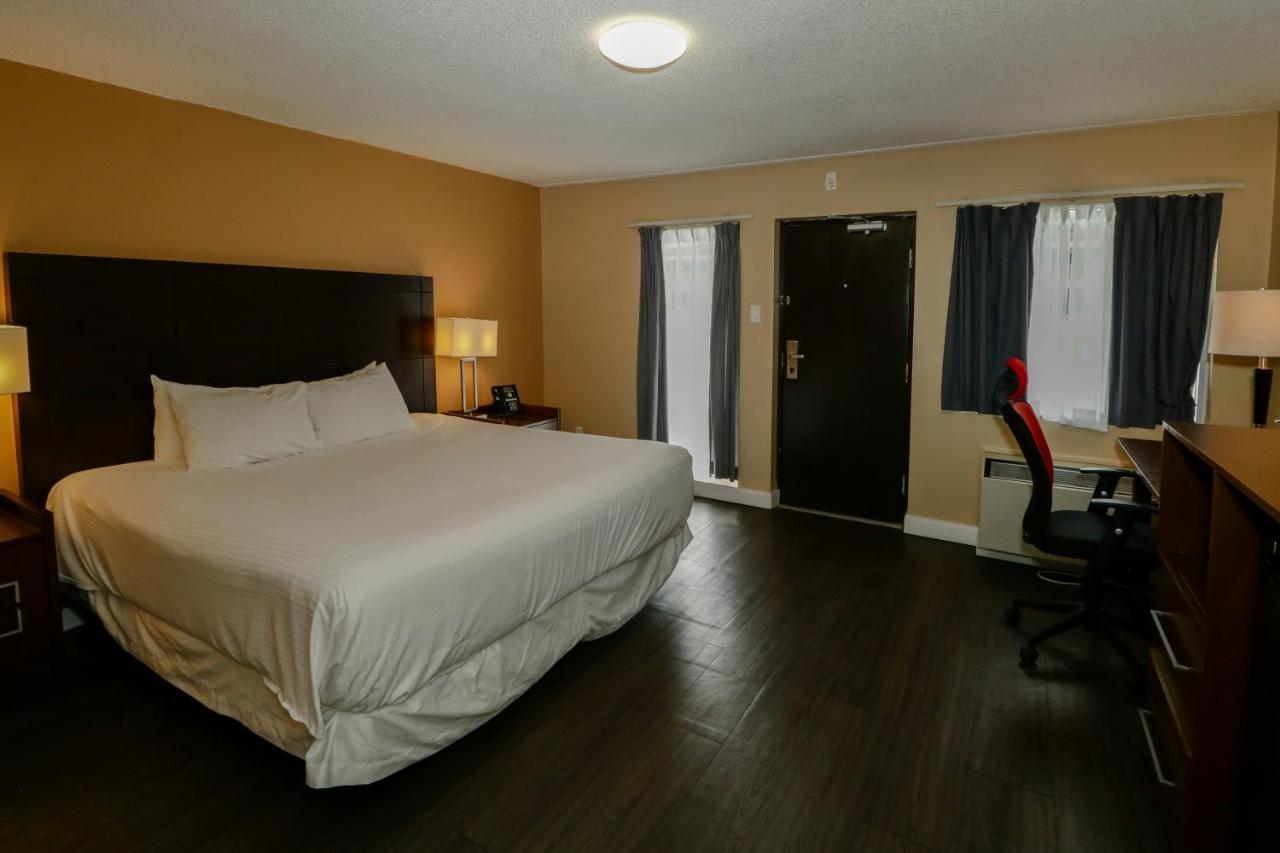 Hotel Ramada By Wyndham Jackson'S Point Georgina Exterior foto