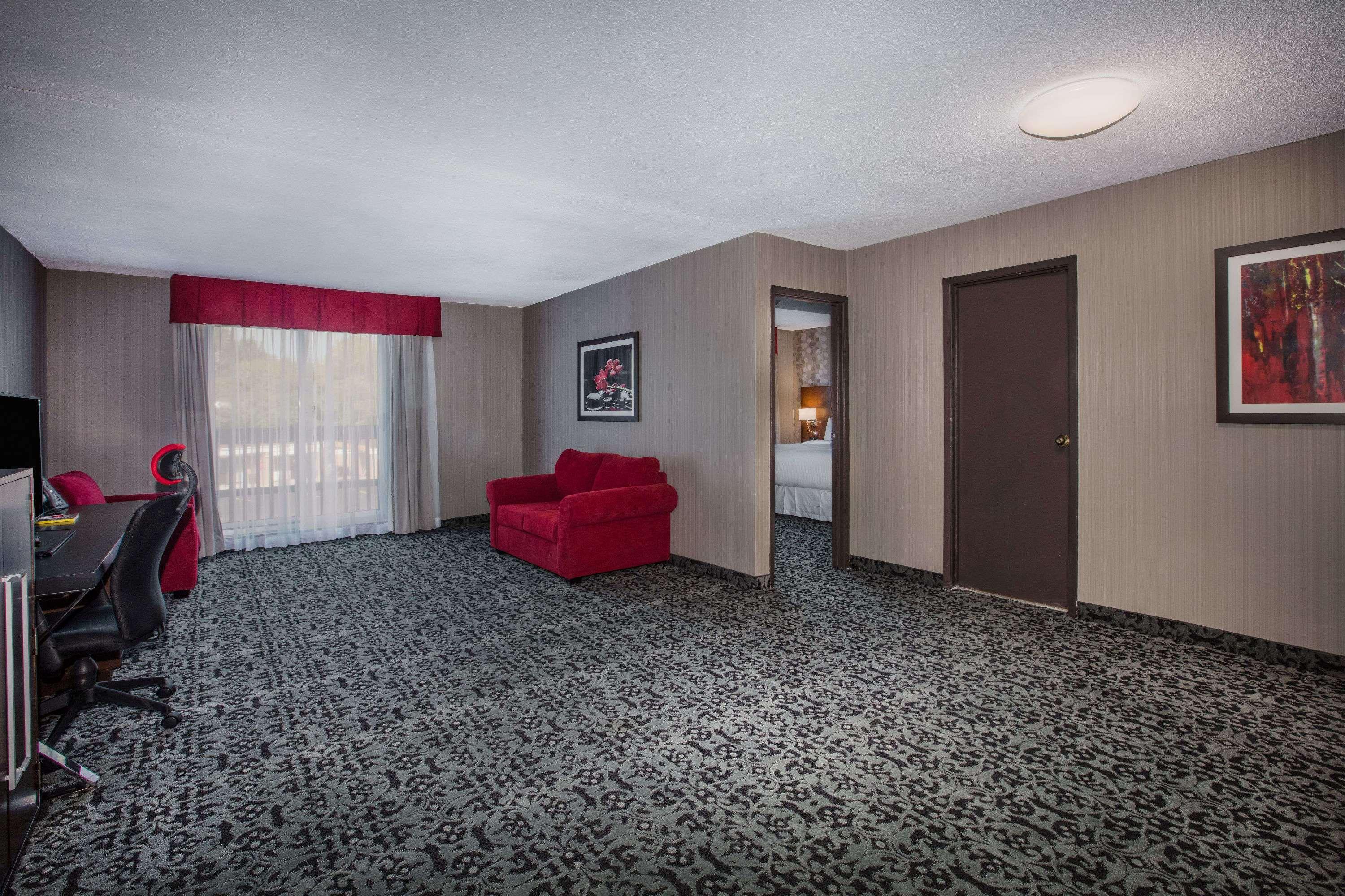 Hotel Ramada By Wyndham Jackson'S Point Georgina Exterior foto